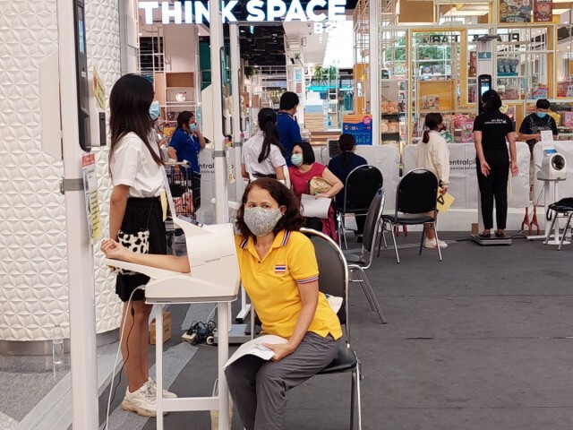 บุคลากรด่านหน้าโคราช  แห่ฉีดวัคซีนกันคึกคัก