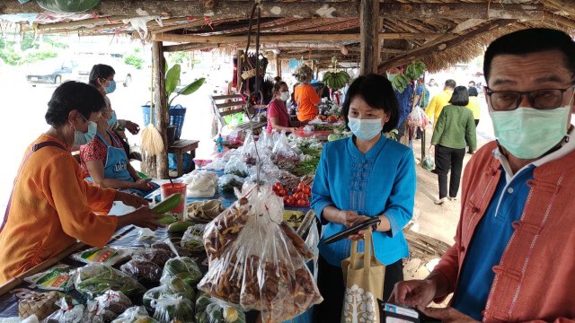 "เสริมงาม"เปิดตลาดหน้าอำเภอ-ช่วยชาวบ้านกระทบโควิด