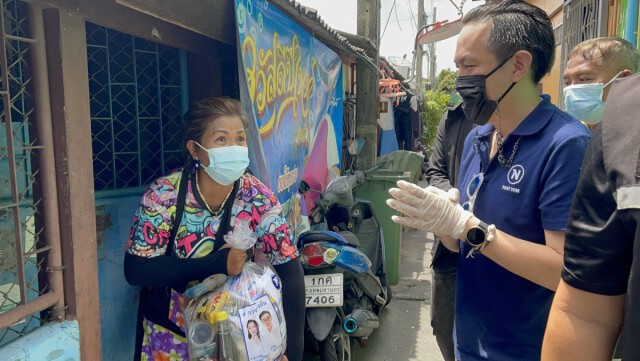 โครงการ "เนชั่นปันน้ำใจ"มอบถุงยังชีพกว่า 600 ชุดให้ชุมชนคลองเตย-ลาดพร้าว