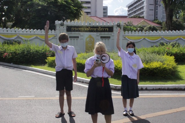 กลุ่มสหภาพนักเรียนแสดงสัญลักษณ์ต้าน "7 ปีรัฐประหาร"