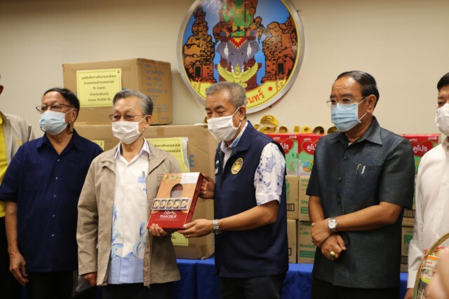 "ชวน หลีกภัย"มอบหน้ากากอนามัยให้กลุ่มเปราะบางในสุรินทร์
