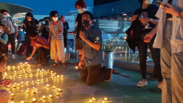 "ม็อบสามนิ้ว" นัดจุดเทียนรำลึก 7 ปีรัฐประหาร