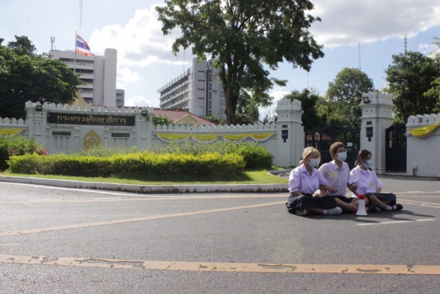 กลุ่มสหภาพนักเรียนแสดงสัญลักษณ์ต้าน "7 ปีรัฐประหาร"