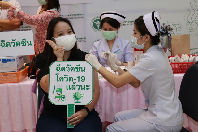 สีสัน ผู้ว่าฯมหาสารคามห้อยพระเต็มคอฉีดวัคซีน