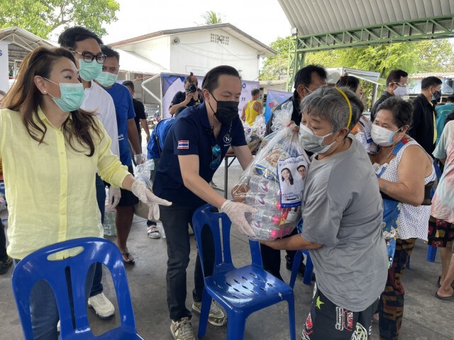 โครงการ "เนชั่นปันน้ำใจ"มอบถุงยังชีพกว่า 600 ชุดให้ชุมชนคลองเตย-ลาดพร้าว