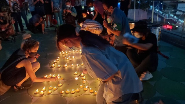 "ม็อบสามนิ้ว" นัดจุดเทียนรำลึก 7 ปีรัฐประหาร