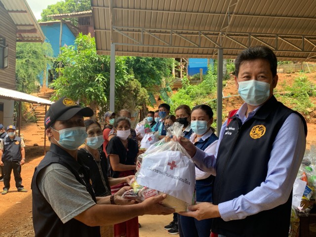 ปลอบขวัญ-มอบถุงยังชีพราษฎรไทยท่าตาฝั่ง