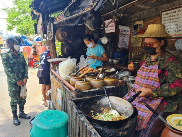 ชวนชิมอาหารขึ้นชื่อเมืองย่าโม "ป้าอ้อมขั่วหมี่โคราช" ต้นตำรับ  30 ปี