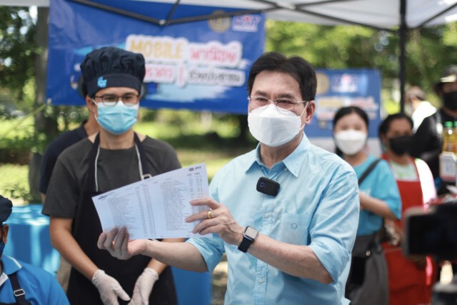 จุรินทร์ ลงพื้นที่ช่วยประชาชนและติดตามโครงการ "โมบายพาณิชย์ ลดราคา ! ช่วยประชาชน" เขตลาดพร้าว