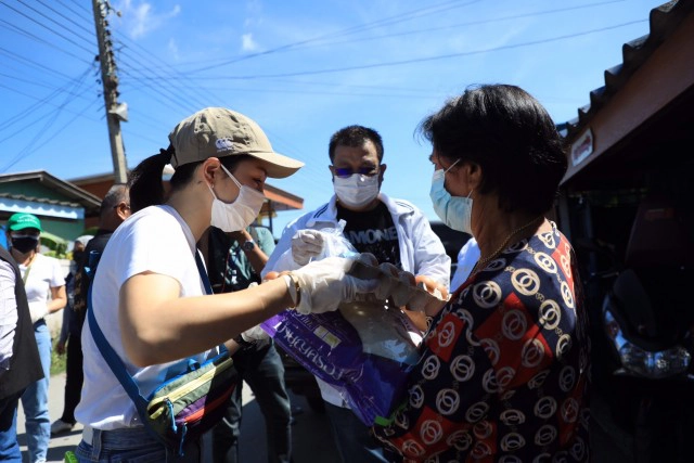 "มาดามเดียร์-ศิริพงษ์" ลุยแจกข้าวสาร-อาหารแห้ง ช่วย ปชช.เขตหนองจอก