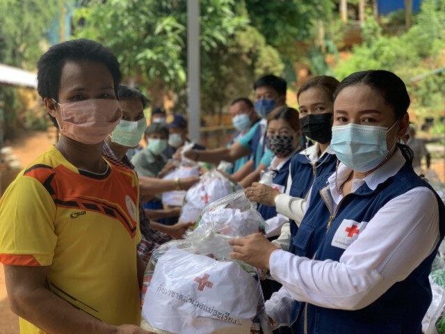 ปลอบขวัญ-มอบถุงยังชีพราษฎรไทยท่าตาฝั่ง