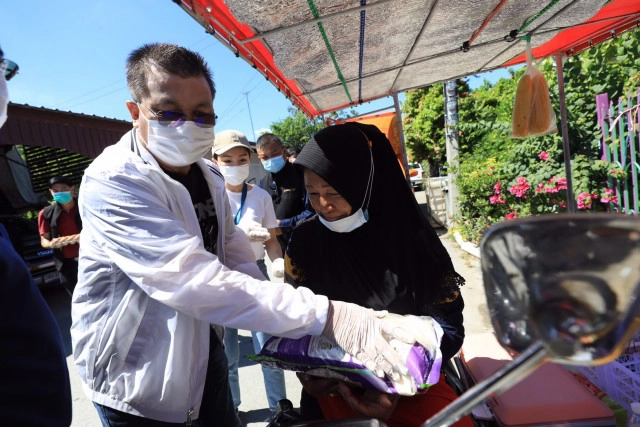 "มาดามเดียร์-ศิริพงษ์" ลุยแจกข้าวสาร-อาหารแห้ง ช่วย ปชช.เขตหนองจอก