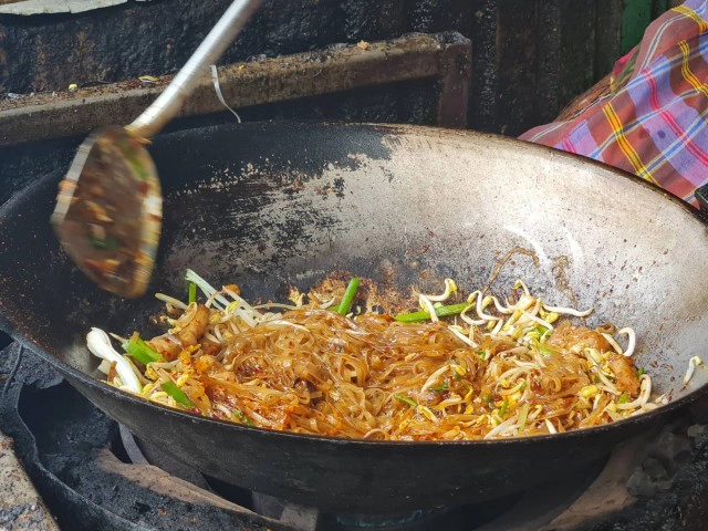 ชวนชิมอาหารขึ้นชื่อเมืองย่าโม "ป้าอ้อมขั่วหมี่โคราช" ต้นตำรับ  30 ปี