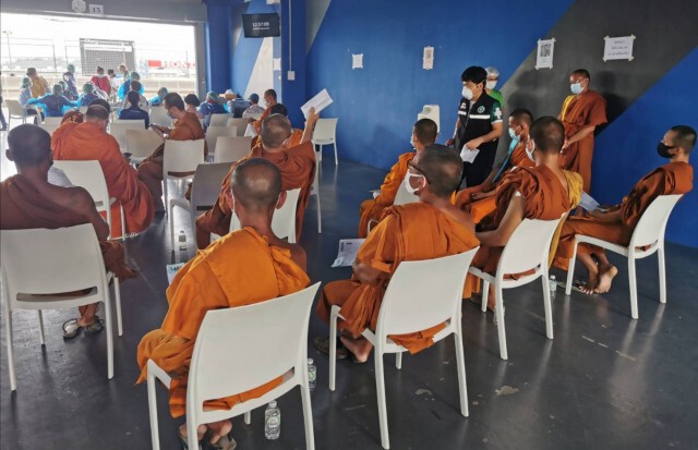 พระสงฆ์-ปชช. แห่ฉีดวัคซีนป้องกันโควิดต่อเนื่อง