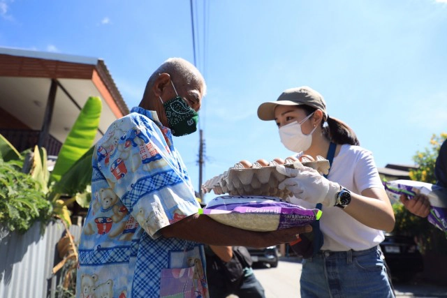 "มาดามเดียร์-ศิริพงษ์" ลุยแจกข้าวสาร-อาหารแห้ง ช่วย ปชช.เขตหนองจอก