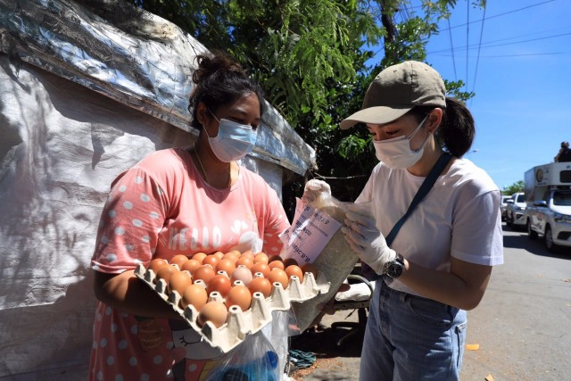 "มาดามเดียร์-ศิริพงษ์" ลุยแจกข้าวสาร-อาหารแห้ง ช่วย ปชช.เขตหนองจอก