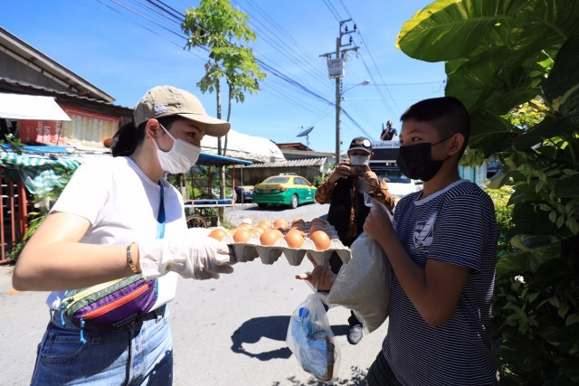 "มาดามเดียร์-ศิริพงษ์" ลุยแจกข้าวสาร-อาหารแห้ง ช่วย ปชช.เขตหนองจอก