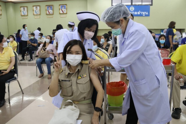 ผู้ว่าฯลำพูนนำด่านหน้าถกแขนเสื้อฉีดวัคซีนโควิด