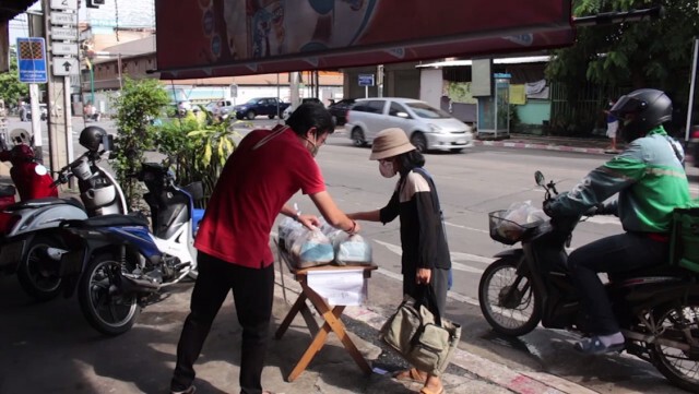 ร้านอุปกรณ์กีฬาใจดีแจกข้าวสาร ไข่ไก่ ช่วยคนเดือดร้อนช่วงโควิด-19
