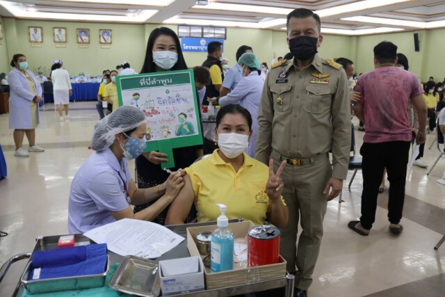 ผู้ว่าฯลำพูนนำด่านหน้าถกแขนเสื้อฉีดวัคซีนโควิด
