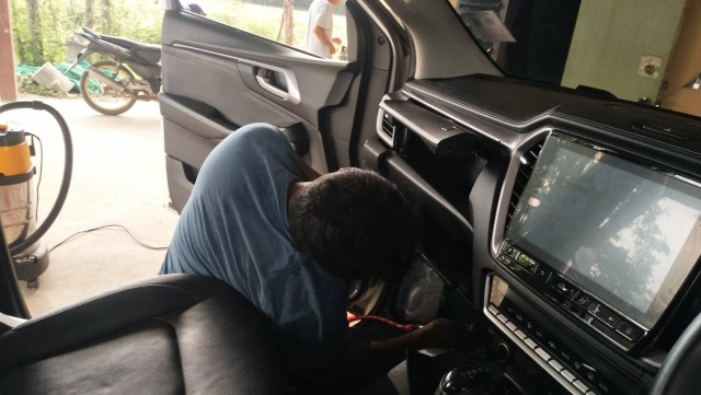 จิ้งจกตัวเดียวแท้ๆ ต้องรื้อรถทั้งคัน