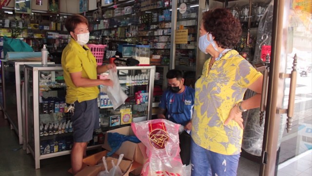 ร้านอุปกรณ์กีฬาใจดีแจกข้าวสาร ไข่ไก่ ช่วยคนเดือดร้อนช่วงโควิด-19