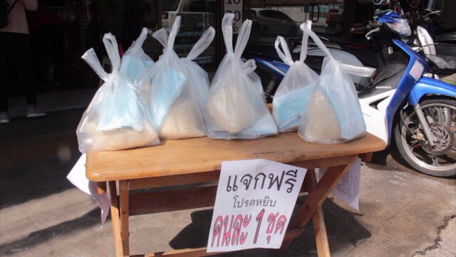 ร้านอุปกรณ์กีฬาใจดีแจกข้าวสาร ไข่ไก่ ช่วยคนเดือดร้อนช่วงโควิด-19