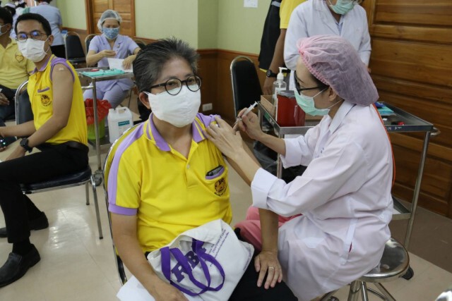 ผู้ว่าฯลำพูนนำด่านหน้าถกแขนเสื้อฉีดวัคซีนโควิด