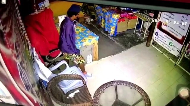 กล้องวงจรปิดจับภาพชัดหัวขโมยย่องเข้าร้านขโมยเหรียญในลิ้นชัก