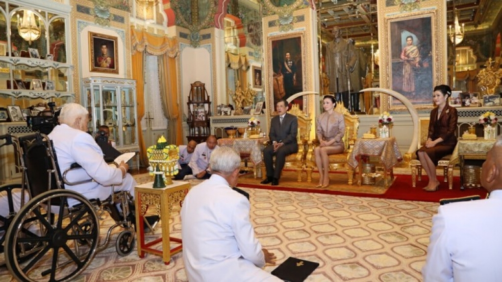 ‘ในหลวง’ พระราชทานพระบรมราชวโรกาสให้ องคมนตรี ถวายสัตย์ปฏิญาณก่อนเข้ารับหน้าที่ ‘ในหลวง’ พระราชทานพระบรมราชวโรกาสให้ องคมนตรี ถวายสัตย์ปฏิญาณก่อนเข้ารับหน้าที่