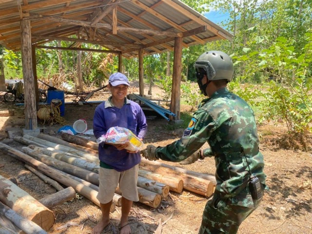 ครอบครัว "หมาก ปริญ" มอบชุดปันสุข