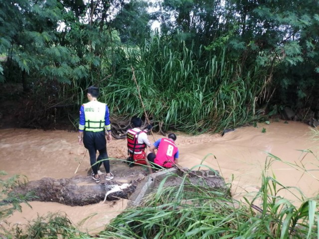 ฝนถล่มทั้งคืนน้ำป่าพัดยายวัย60พร้อมซาเล้งจมหาย