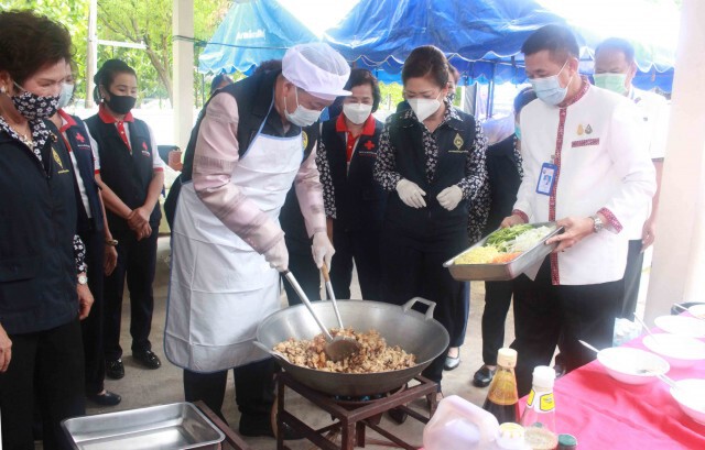 ผู้ว่าโชว์ฝีมือไก่ผัดขิงทำอาหารส่งมอบให้ผู้ได้รับผลกระทบโควิด
