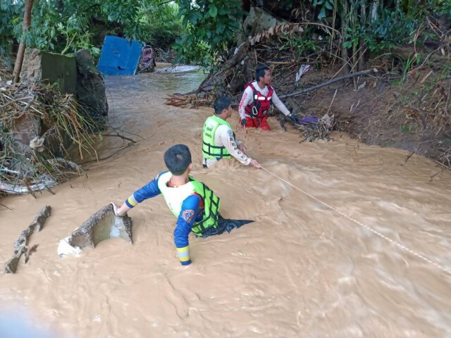 ฝนถล่มทั้งคืนน้ำป่าพัดยายวัย60พร้อมซาเล้งจมหาย
