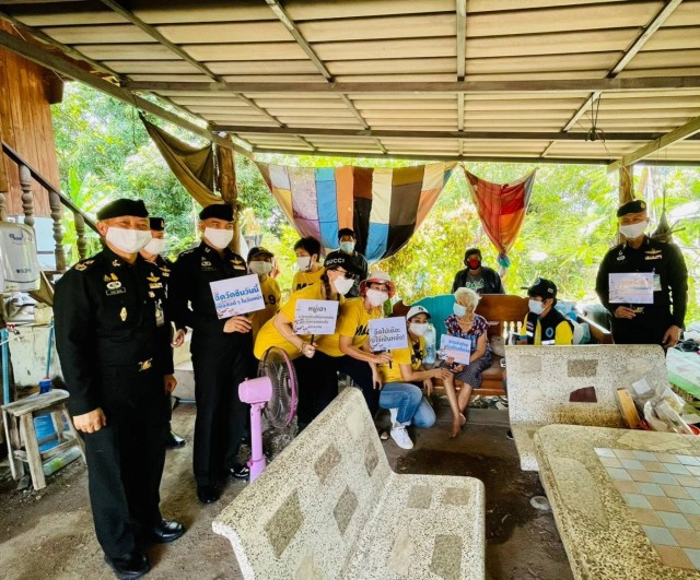 ครอบครัว "หมาก ปริญ" มอบชุดปันสุข