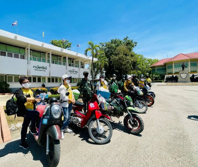 ครอบครัว "หมาก ปริญ" มอบชุดปันสุข