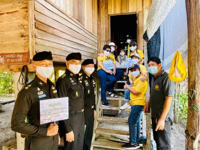 ครอบครัว "หมาก ปริญ" มอบชุดปันสุข