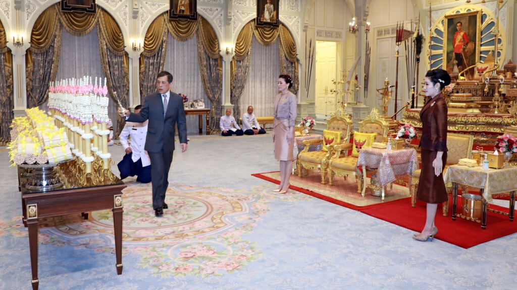 'ในหลวง' ทรงเจิมเทียนรุ่ง ในการพระราชพิธีวิสาขบูชา 2564 'ในหลวง' ทรงเจิมเทียนรุ่ง ในการพระราชพิธีวิสาขบูชา 2564