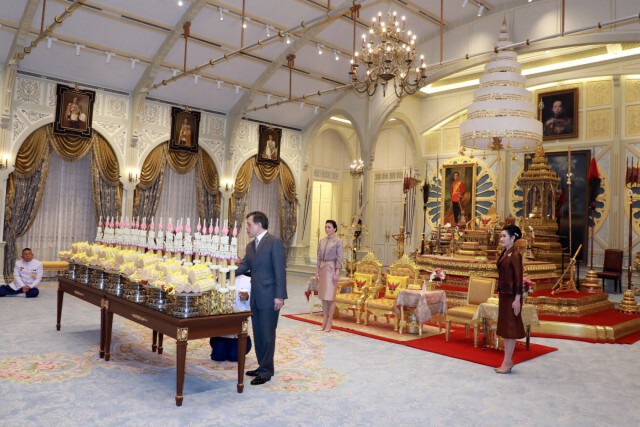 'ในหลวง' ทรงเจิมเทียนรุ่ง ในการพระราชพิธีวิสาขบูชา 2564
