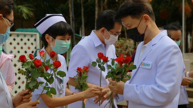 ส่งทีมนักรบเสื้อกาวน์ สนับสนุน รพ.บุษราคัม