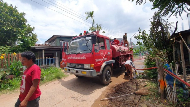 ไฟไหม้บ้านตอนเที่ยง ลามจากชั้น 2 ผ้าไหมเก่าวอดหมด