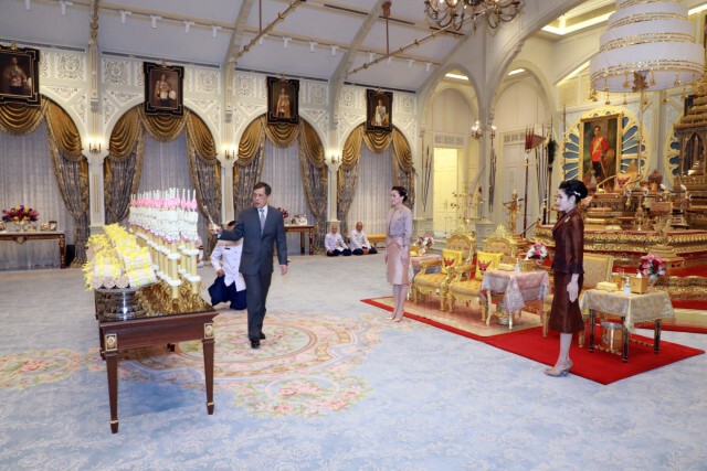 'ในหลวง' ทรงเจิมเทียนรุ่ง ในการพระราชพิธีวิสาขบูชา 2564