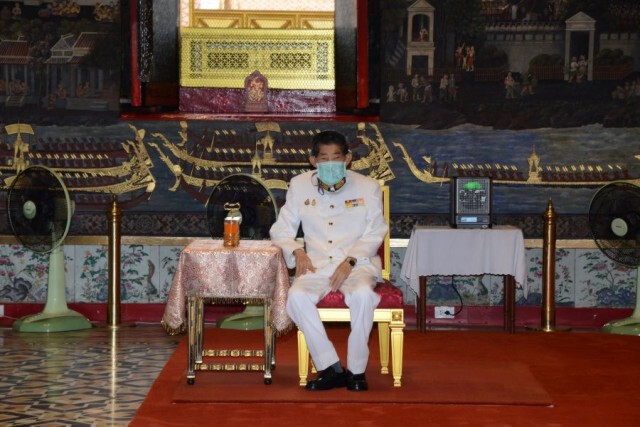 ‘ในหลวง’ โปรดเกล้าฯ ให้ ผู้แทนพระองค์ไปทรงจุดเทียนรุ่ง พระราชพิธีวิสาขบูชา