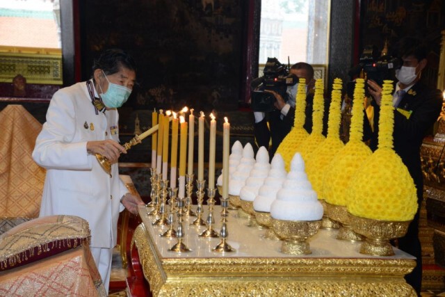 ‘ในหลวง’ โปรดเกล้าฯ ให้ ผู้แทนพระองค์ไปทรงจุดเทียนรุ่ง พระราชพิธีวิสาขบูชา