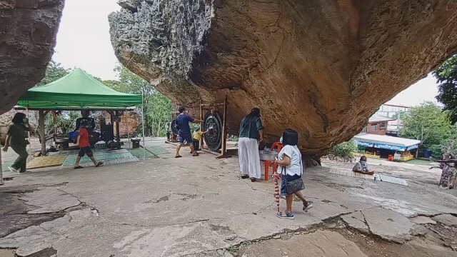 วันพระใหญ่คอหวยขอโชควัดภูตะเภาทอง