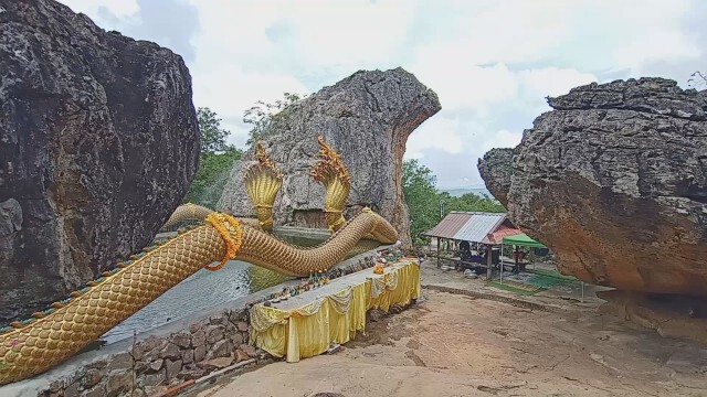 วันพระใหญ่คอหวยขอโชควัดภูตะเภาทอง
