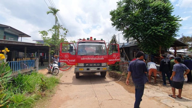 ไฟไหม้บ้านตอนเที่ยง ลามจากชั้น 2 ผ้าไหมเก่าวอดหมด