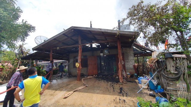 ไฟไหม้บ้านตอนเที่ยง ลามจากชั้น 2 ผ้าไหมเก่าวอดหมด