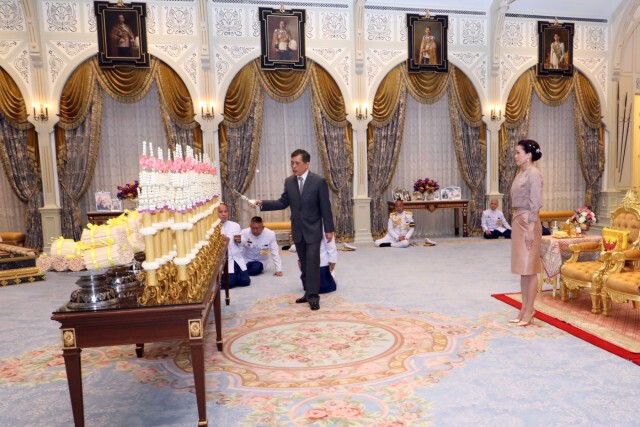 'ในหลวง' ทรงเจิมเทียนรุ่ง ในการพระราชพิธีวิสาขบูชา 2564