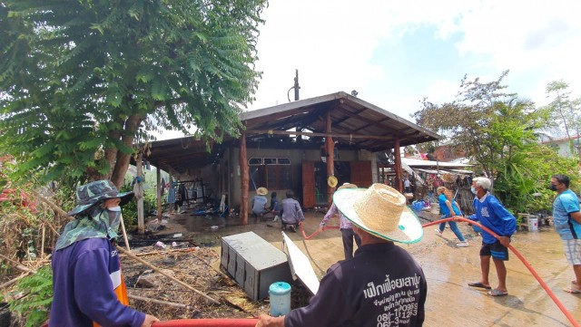 ไฟไหม้บ้านตอนเที่ยง ลามจากชั้น 2 ผ้าไหมเก่าวอดหมด